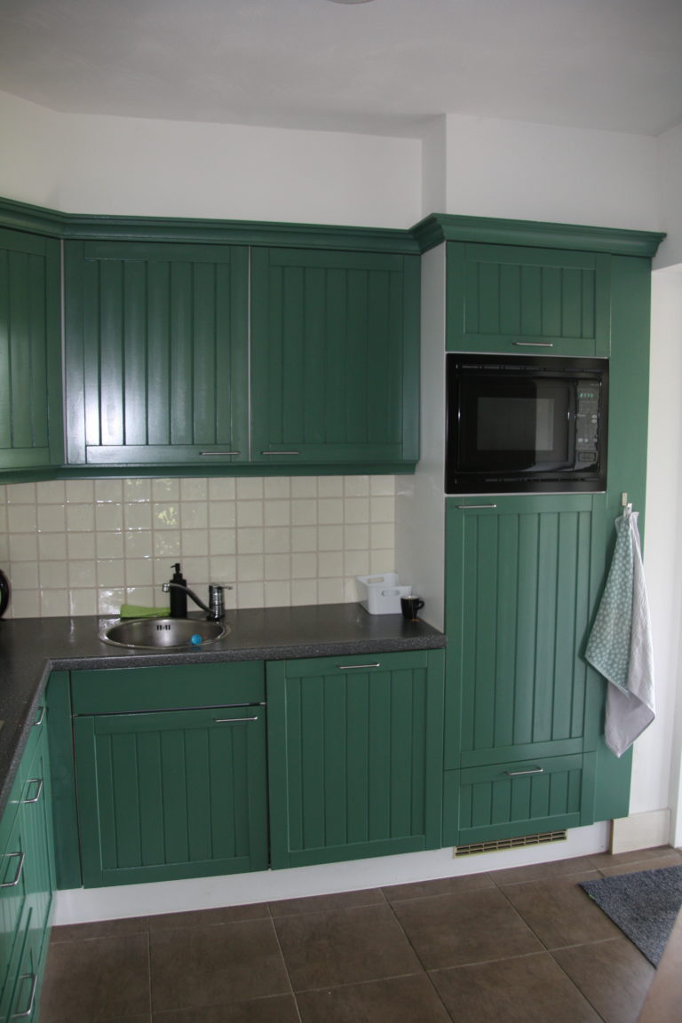 keuken met koelkast, oven en gasfornuis