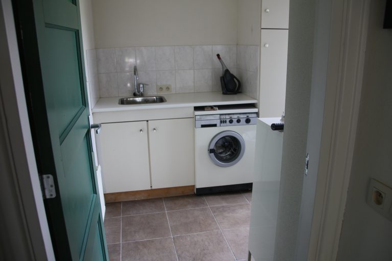 Bijkeuken met wasmachine