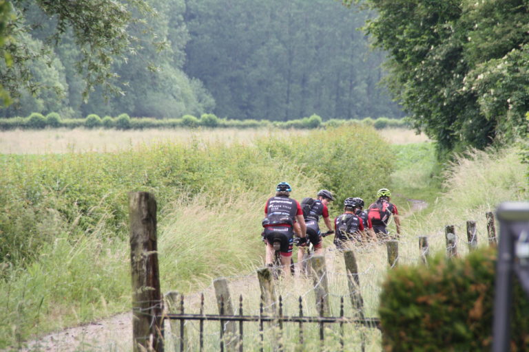 wielrenners voor het huis